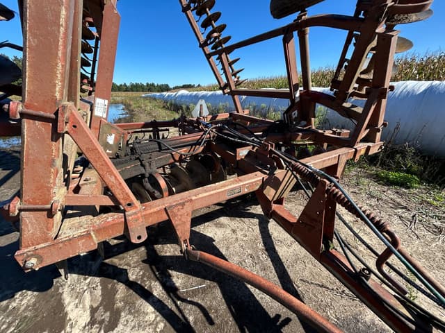 Image of Massey Ferguson 820 equipment image 2