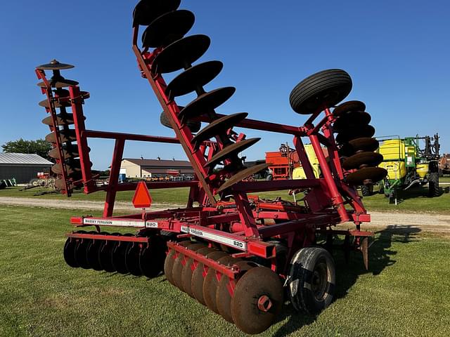 Image of Massey Ferguson 820 equipment image 2