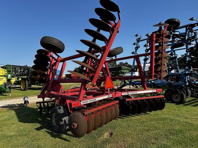 Image of Massey Ferguson 820 equipment image 1