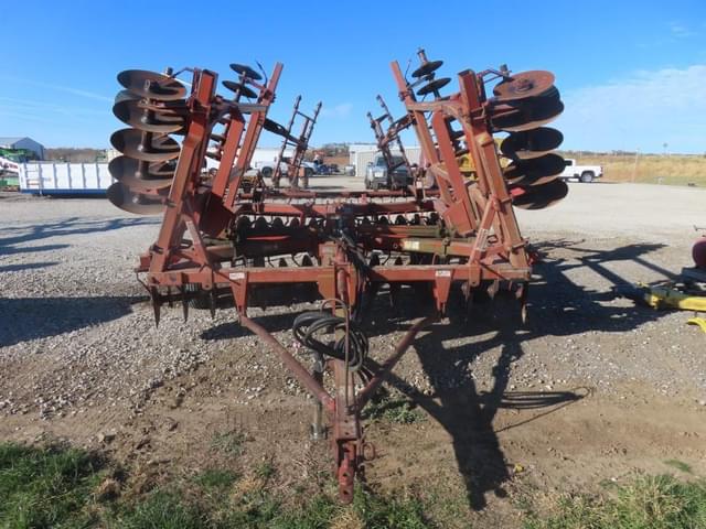 Image of Massey Ferguson 820 equipment image 1