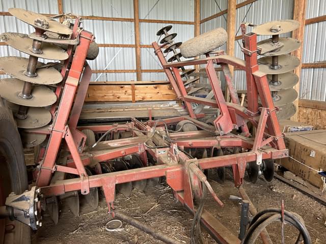Image of Massey Ferguson 820 equipment image 1