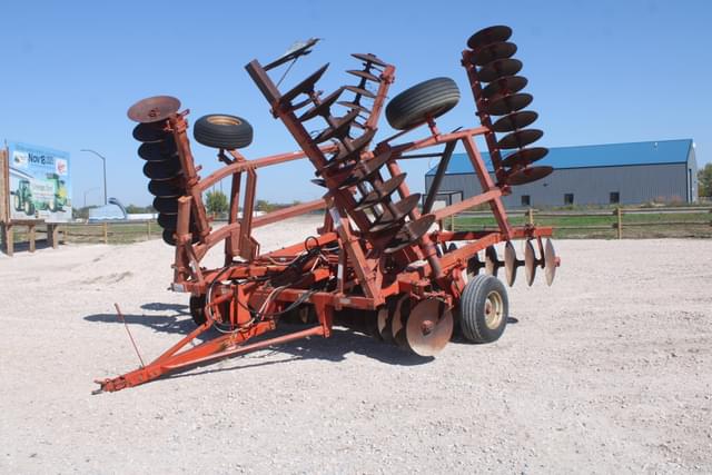 Image of Massey Ferguson 820 equipment image 1