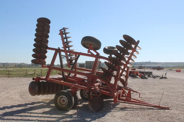 Image of Massey Ferguson 820 equipment image 4