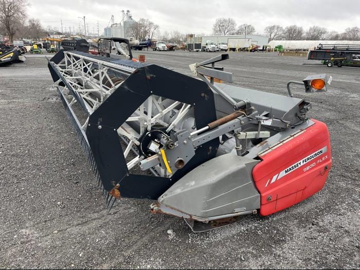 Massey Ferguson 8200 Equipment Image0