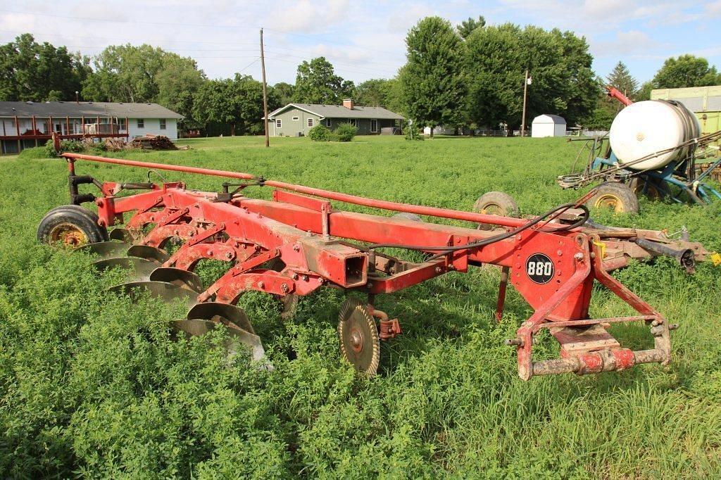 Image of Massey Ferguson 880 Image 0