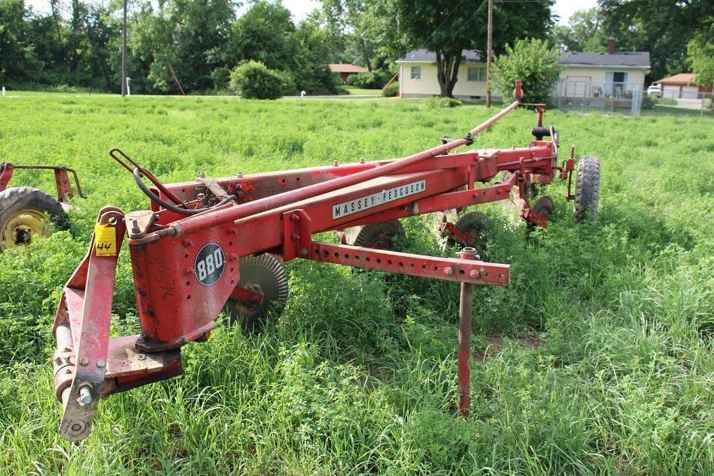 Image of Massey Ferguson 880 Image 1