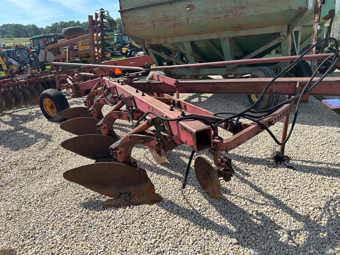 Image of Massey Ferguson 880 Primary image
