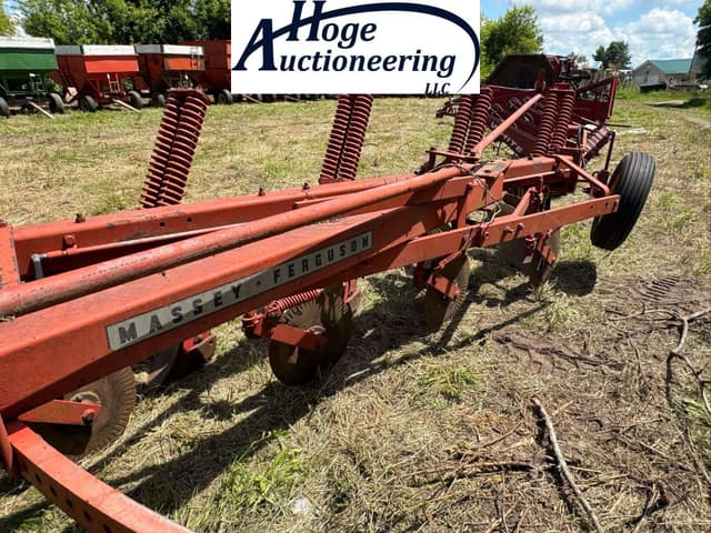 Image of Massey Ferguson 880 equipment image 2