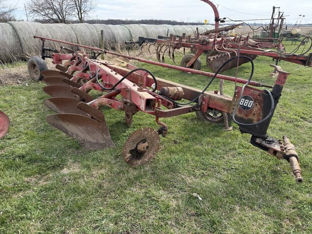 Image of Massey Ferguson 880 equipment image 1