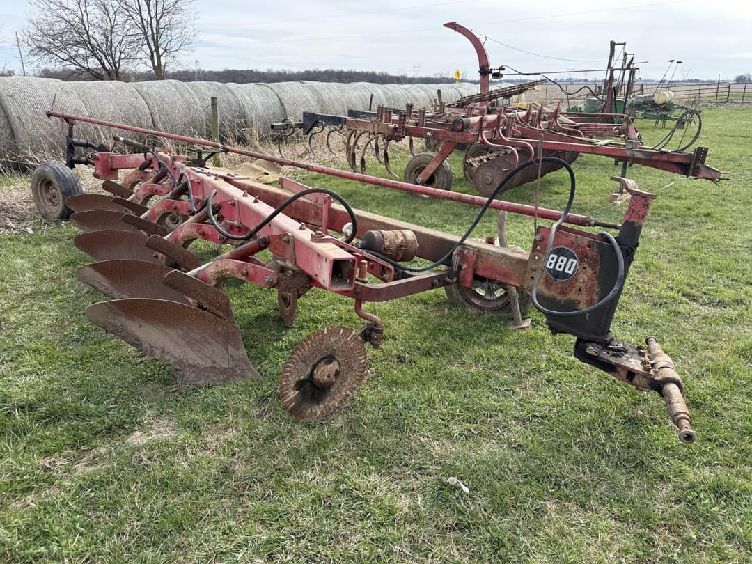 Image of Massey Ferguson 880 Primary image