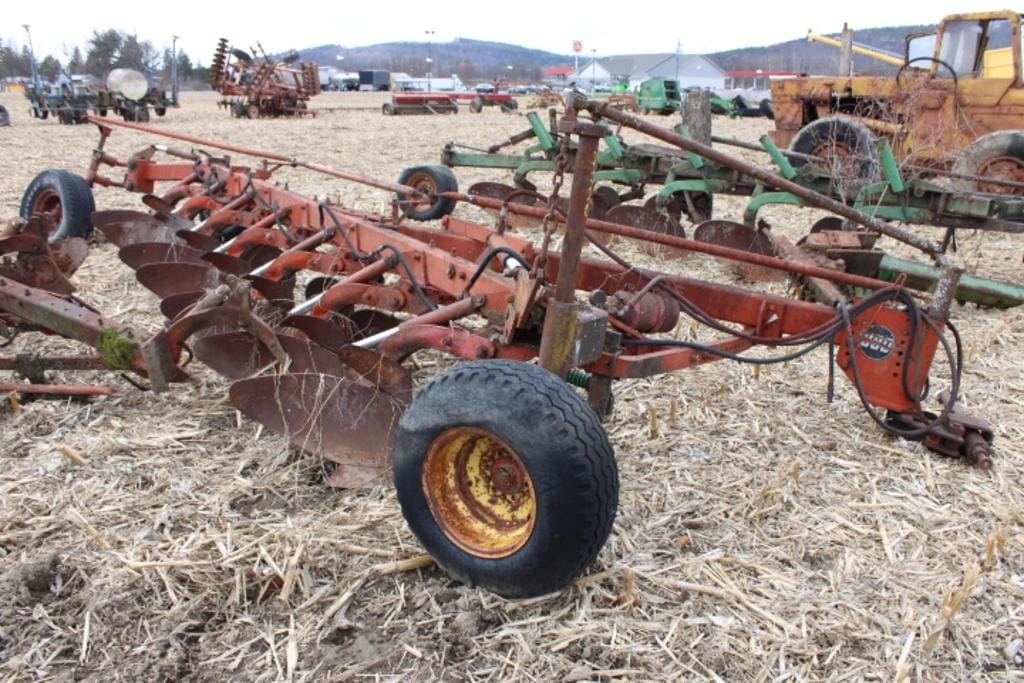 Massey Ferguson 880 Equipment Image0