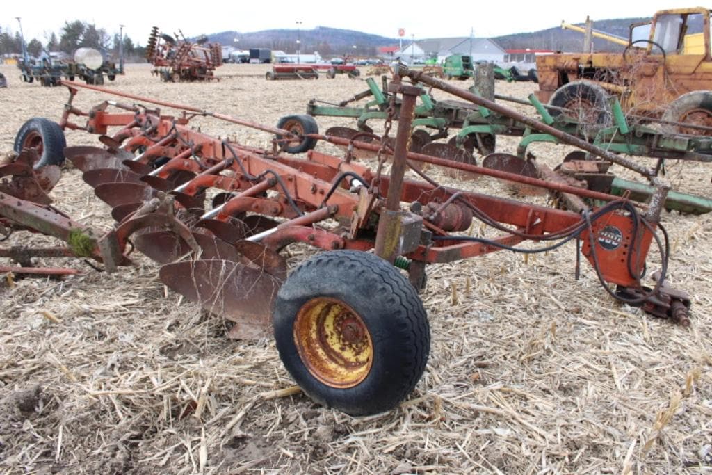 Image of Massey Ferguson 880 Image 0