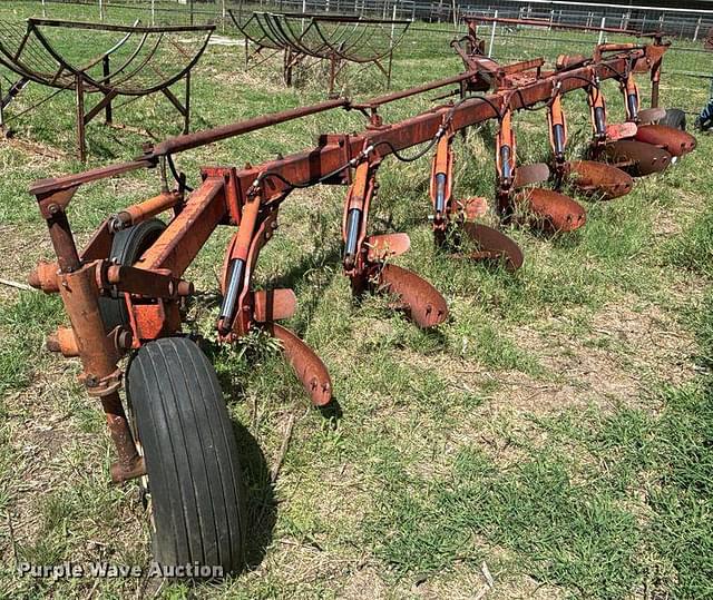 Image of Massey Ferguson 880 equipment image 2