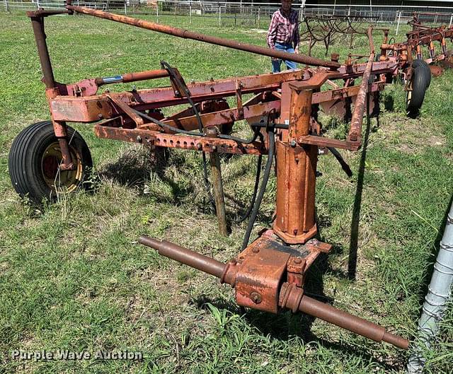 Image of Massey Ferguson 880 equipment image 1