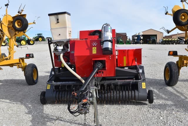 Image of Massey Ferguson 1840 equipment image 1