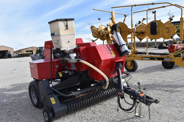 Image of Massey Ferguson 1840 equipment image 2