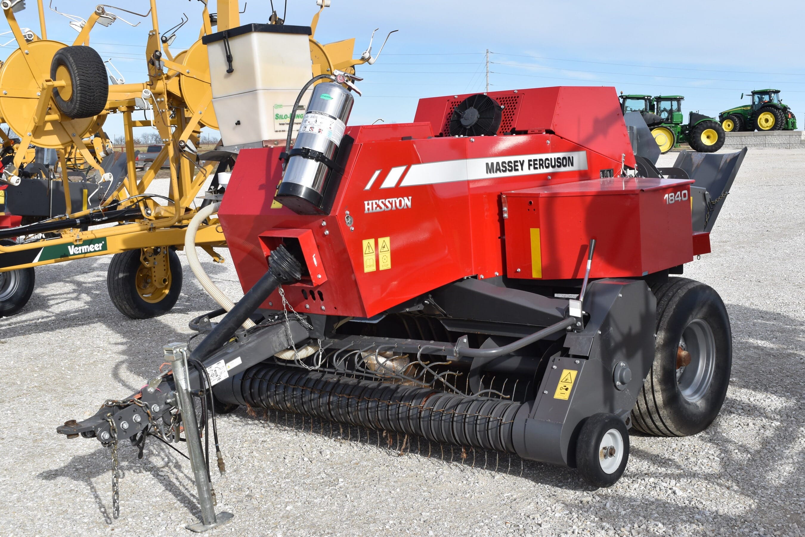 Massey Ferguson 1840 Equipment Image0