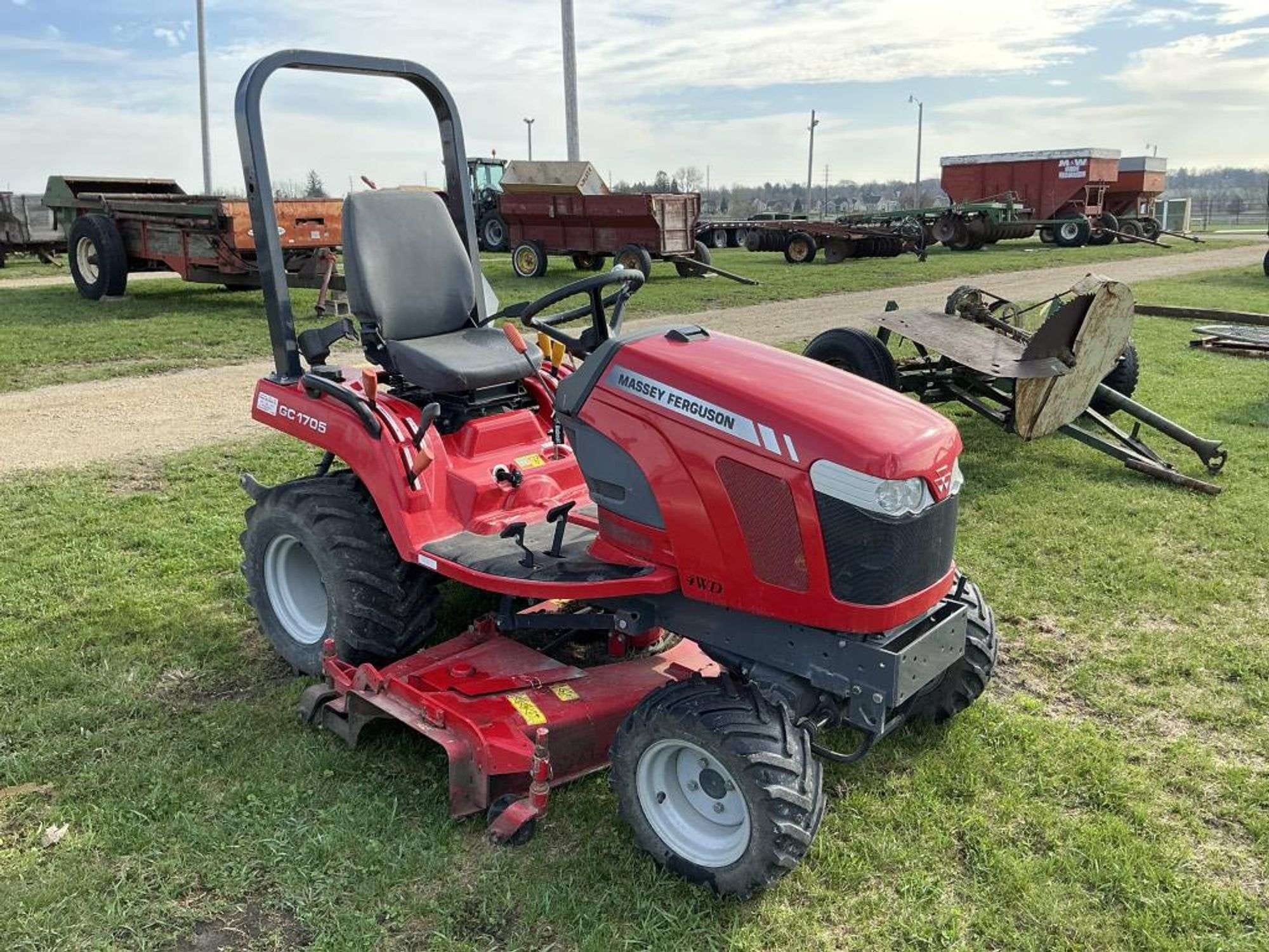 Massey Ferguson GC1705 Equipment Image0