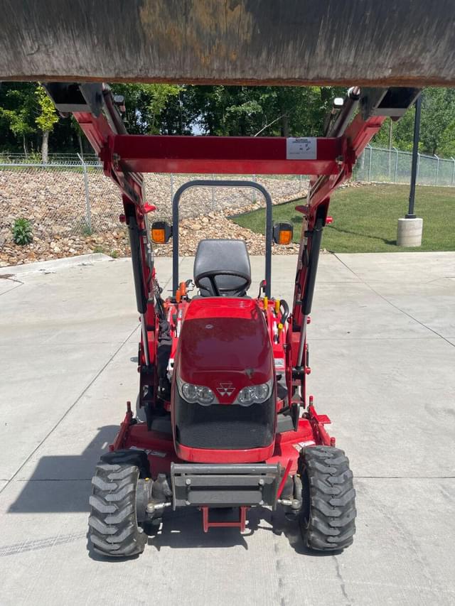 Image of Massey Ferguson GC2400 equipment image 2