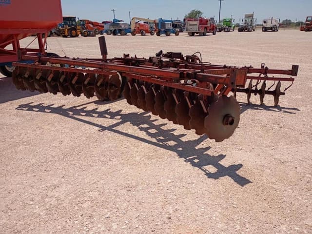 Image of Massey Ferguson 520 equipment image 2