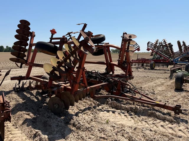 Image of Massey Ferguson 820 equipment image 1