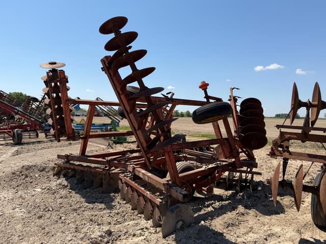 Image of Massey Ferguson 820 equipment image 2
