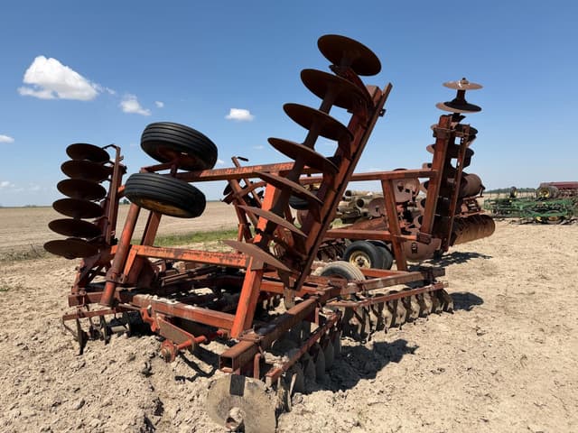 Image of Massey Ferguson 820 equipment image 3