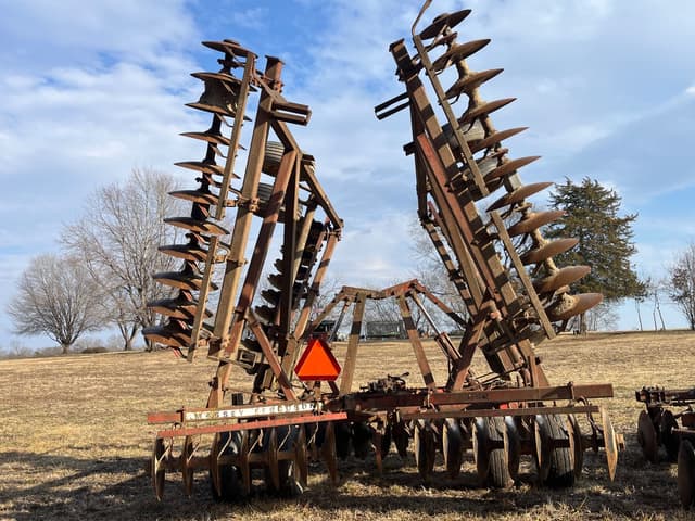 Image of Massey Ferguson 820 equipment image 2