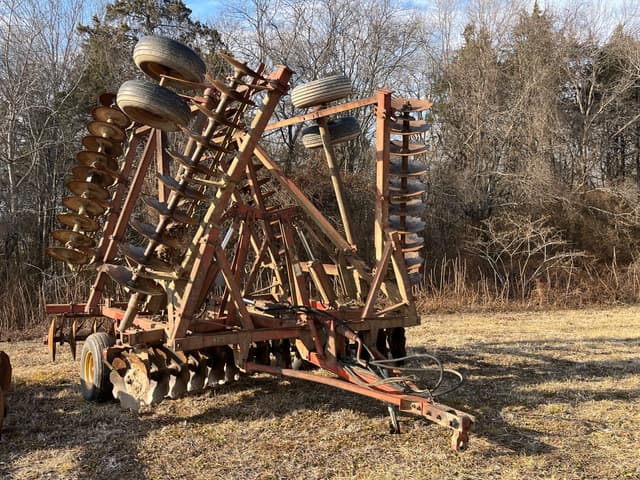Image of Massey Ferguson 820 equipment image 1