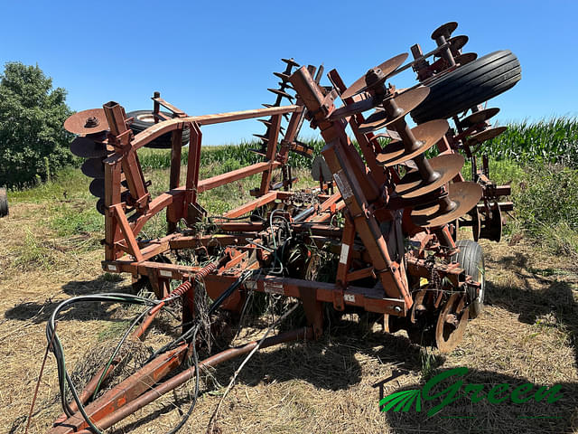 Image of Massey Ferguson 820 equipment image 1