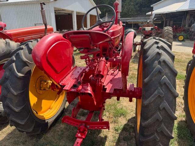 Image of Massey-Harris 33 equipment image 4