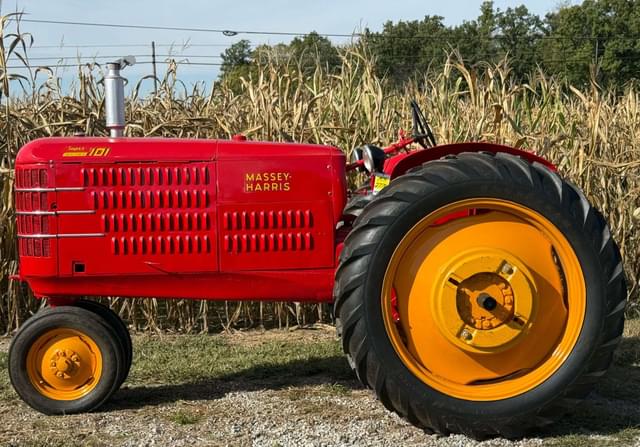 Image of Massey-Harris 101 equipment image 2