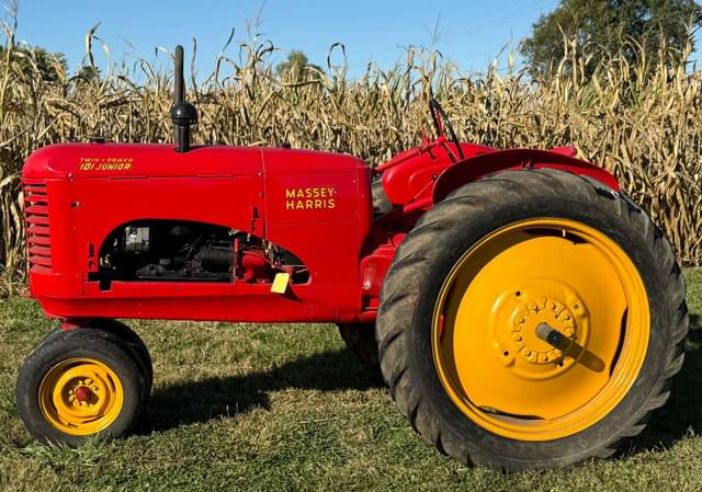 Image of Massey-Harris 101 equipment image 1