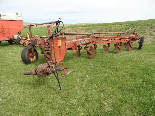 Image of Massey Ferguson 880 Primary image