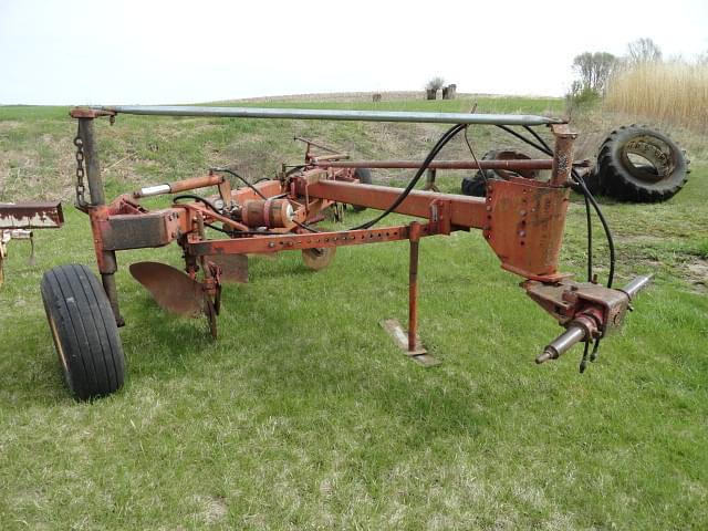 Image of Massey Ferguson 880 equipment image 1