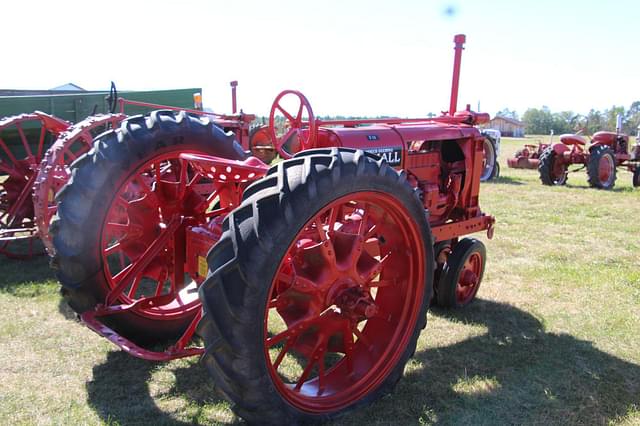 Image of Farmall F-12 equipment image 3