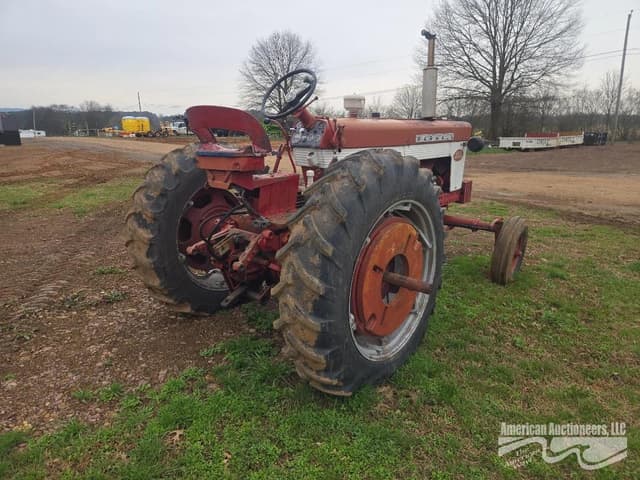 Image of Farmall 560  equipment image 4