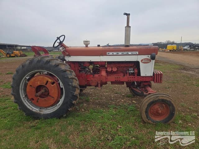 Image of Farmall 560  equipment image 3