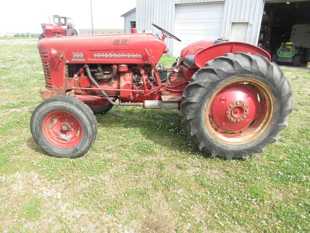 Image of Farmall 300 equipment image 4