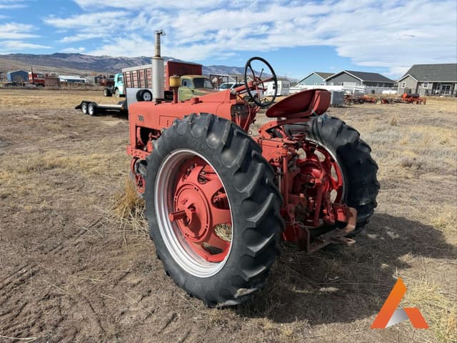 Image of Farmall 300 equipment image 2