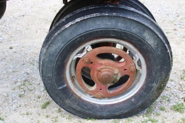 Image of Farmall 400 equipment image 4