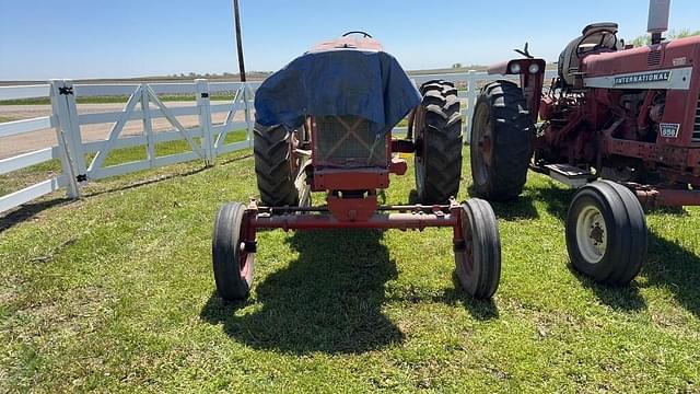 Image of Farmall 560  equipment image 3