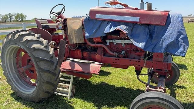 Image of Farmall 560  equipment image 1