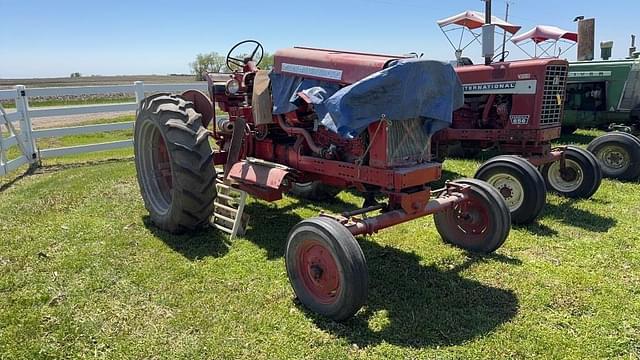 Image of Farmall 560  equipment image 2