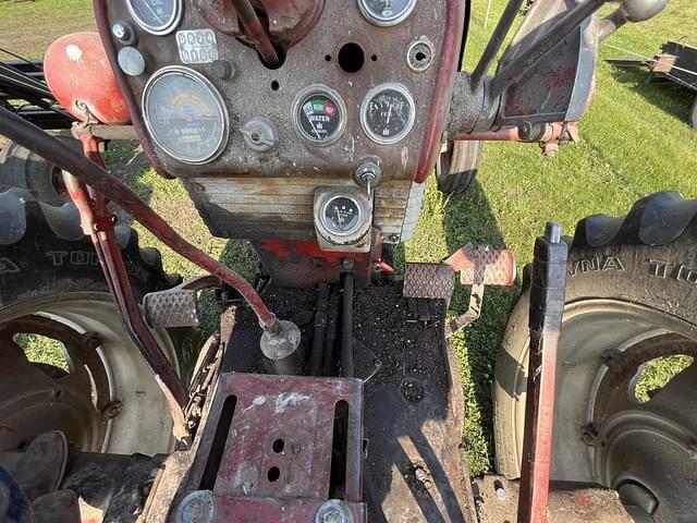 Image of Farmall 560  equipment image 1