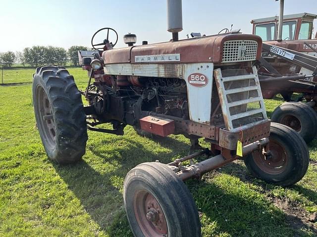 Image of Farmall 560  equipment image 2