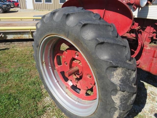 Image of Farmall 560  equipment image 3
