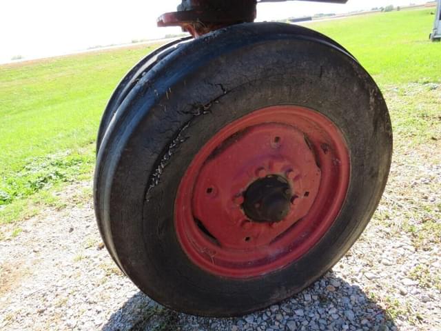 Image of Farmall 560  equipment image 4