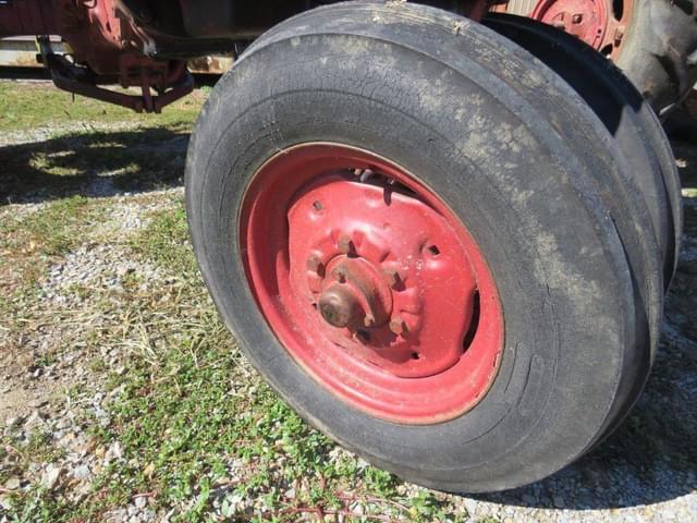 Image of Farmall 560  equipment image 2