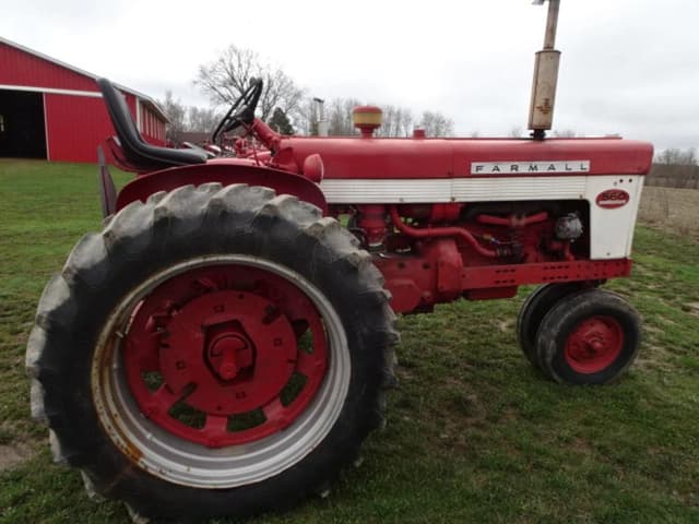 Image of Farmall 560  equipment image 2
